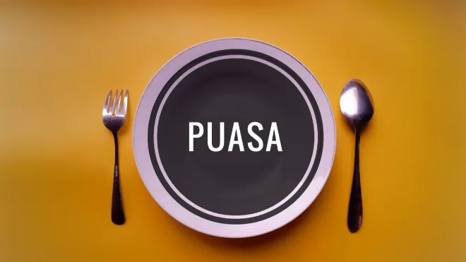 Ternyata puasa bukan hanya milik umat islam. simak ulasan shofwan karim tentang praktik puasa di agama samawi dan ardhi serta nilai universalitas yang menyatukan umat manusia.