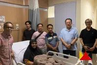 Irman Gusman Jenguk Istri Ketua MUI Sumbar Korban Kebakaran KMP Batumandi di Cilegon
